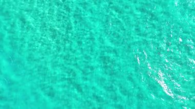 Turkuaz okyanus dalgaları Fingal Head 'de yakalandı.