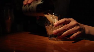 Barmen karışık bir içki hazırlıyor.