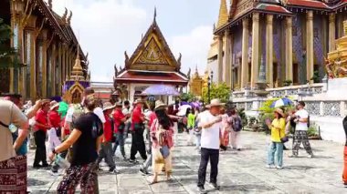 Ziyaretçiler Bangkok 'taki tapınak alanlarını keşfediyorlar