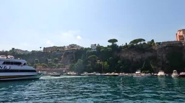 Tekneler Sorrento kıyı şeridi boyunca ilerliyor.