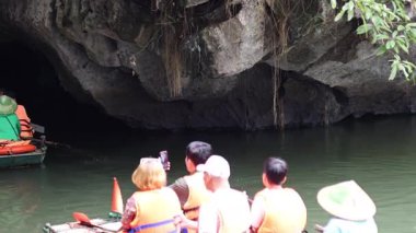 Kireçtaşı mağarasına kürek çeken turistler