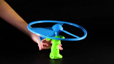 Eller ipleri çeker Uçan oyuncaklar