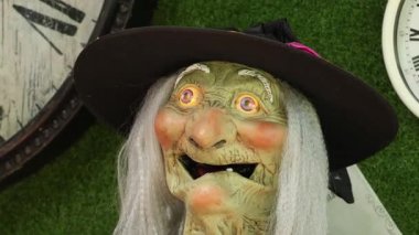 Yüz ifadeleri değişen cadı figürü.