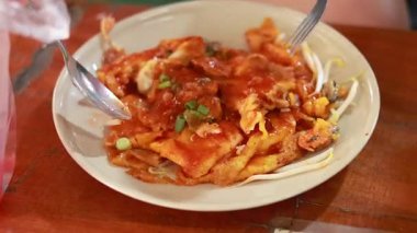 Lezzetli Pad Thai hazır ve servis ediliyor.