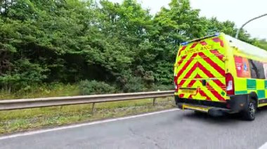 Birmingham 'da bir otoyolda ambulans sürüyor.