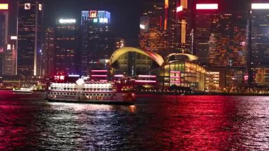 Hong Kong 'un ikonik silueti üzerinde renkli ışık gösterisi