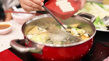 Bangkok 'ta taze malzemelerle güveç hazırlıyorum.