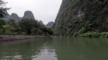 Bereketli yemyeşil bir nehirde tekne gezisi.