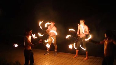 Yetenekli sanatçıların göz kamaştırıcı ateş dansı