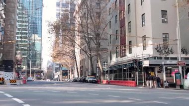 Melbourne caddesi kavşağında trafik ve inşaat