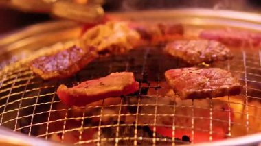 Izgarada et çeviren maşalar