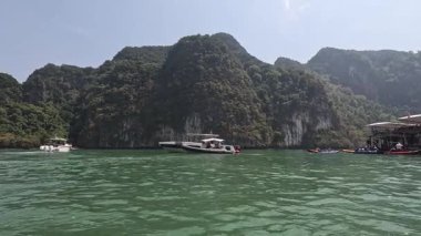 Bereketli yeşil karst oluşumlarında gezinen tekneler