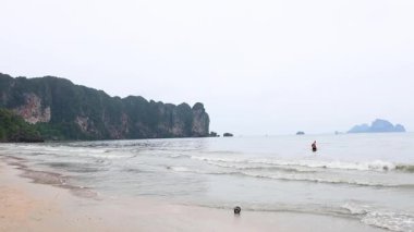 Bereketli kayalıkların olduğu huzurlu sahil sahnesi