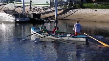 Gölde kürek çeken üç kişi.