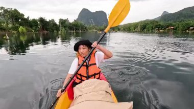 Manzaralı manzarayla berrak sularda kürek çekmek