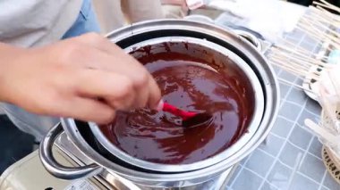 Erimiş çikolata fondüsüne marşmelov batırmak