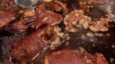 Domuz buğulama suyunda kaynamış domuz budu.