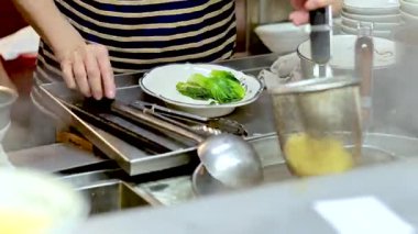 Şef sebzeli ve köfteli erişte çorbası yapıyor.