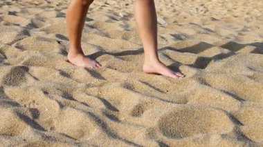 Tayland 'da kumlu sahilde çıplak ayakla yürümek