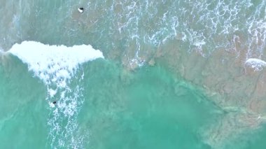 Hava görüntüleri, Ocean Grove, Victoria 'da sörf yapan bir sörfçüyü yakalar. Temiz turkuaz su ve dinamik dalga desenleri sakin bir sahil manzarası yaratır.