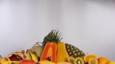 Çeşitli taze meyvelerden oluşan canlı bir karışım.