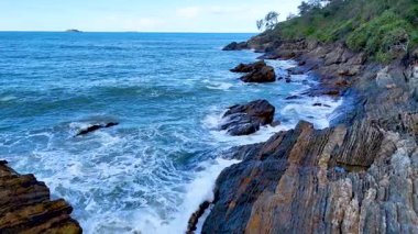 Dinamik okyanus dalgaları Charlesworth Körfezi Sahili 'nde berrak gökyüzünün altında engebeli kayalara çarpar ve canlı bir sahil manzarası yaratır.