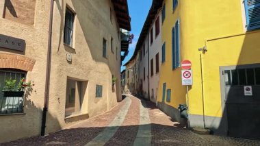 Renkli binaları olan büyüleyici bir İtalyan köyü