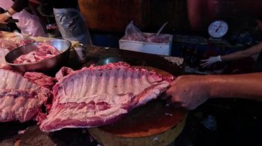 Uzman eller büyük et parçalarını kesiyor..