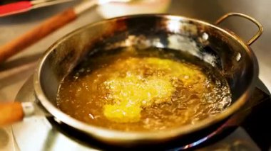 Tavada kızgın yağda kızaran yiyecekler.