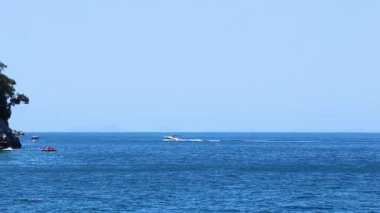 Sorrento yakınlarında denizden geçen tekneler.