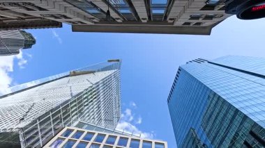 Açık mavi gökyüzüne karşı yüksek binalar