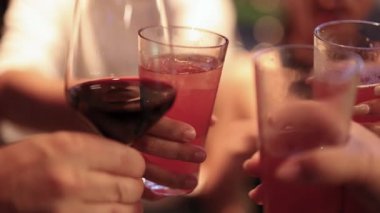 Şarap ve kokteylle kadeh kaldıran arkadaşlar.