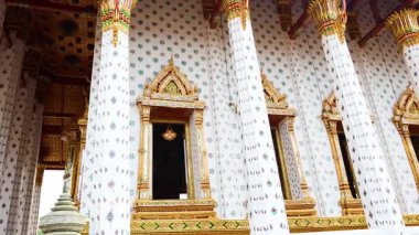 Video, Bangkok 'taki Zümrüt Buda Tapınağı' nın süslü sütunlarını ve altın ayrıntılarını gösteren karmaşık mimarisini yakalıyor.