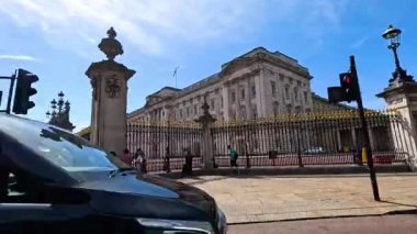 Buckingham Sarayı yakınlarında turistler ve araçlar