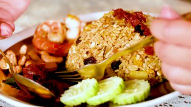 Lezzetli karides, taze malzemeli pilav.