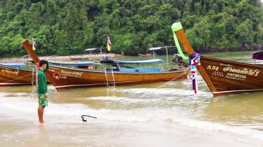 Tekne Krabi 'nin manzaralı kıyı şeridinden kalkıyor.