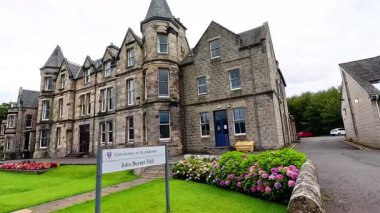 Yeşillik ve tabelayla taştan mimari