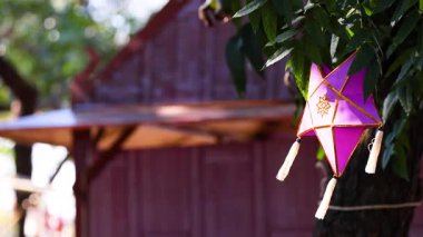 Renkli fenerler rüzgarda hafifçe hareket ediyor