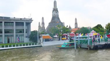 Wat Arun Tapınağı yakınlarında tekne ve turistler