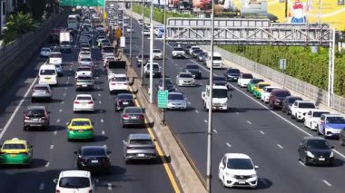 Sabit hareket halindeki birden fazla araç şeridi