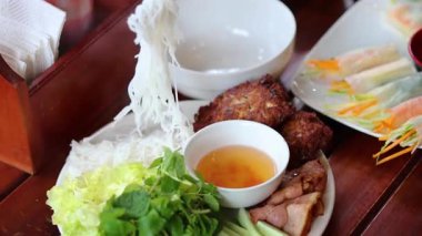 Geleneksel Vietnam Bun Cha malzemeleri sergileniyor