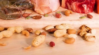 Mavi arkaplandaki protein kaynaklarının çeşitliliği