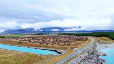 Pukaki Gölü 'nün kıyısında, Canterbury, Yeni Zelanda' da sakin manzaralar ve bulutlu gökyüzü görüntüsü.