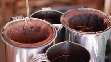 Khlong Lat Mayom Pazarı 'nda kahve yapmak.