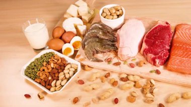 Bir masaya dizilmiş protein kaynaklarının çeşitliliği