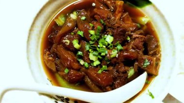 Taze otlarla süslenmiş lezzetli bir biftek güveci.