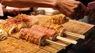 Tedarikçi Yengeç 'te taze pirinç rulosu servis eder.