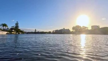 Altın Sahili 'nde gün batımında manzaralı nehir gezisi