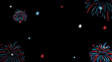 Renkli havai fişekler dinamik bir şekilde siyah bir arkaplan üzerinde patlayarak kırmızı, mavi ve beyaz renklerle canlı ve kutlayıcı bir atmosfer yarattılar.