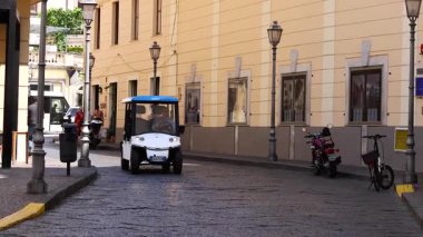 İtalya 'nın Sorrento şehrinde dar caddelerde gezinen araçlar